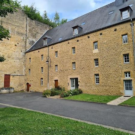 Aux Remparts Du Chateau 色当 外观 照片