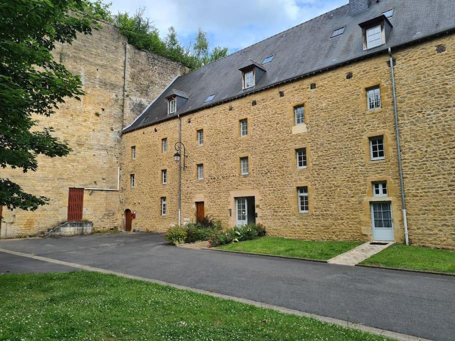 Aux Remparts Du Chateau 色当 外观 照片